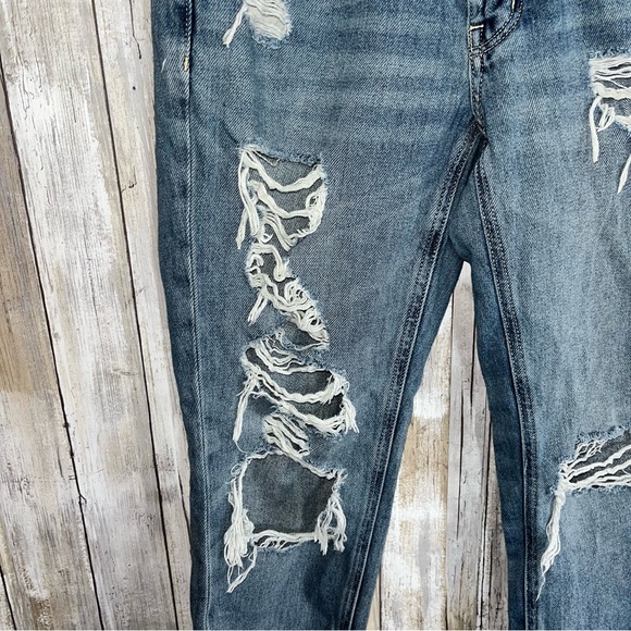American Eagle Tomgirl High Rise Button Distressed Regular Wash Women’s 4 - Picture 2 of 8